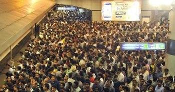 crwod in metro