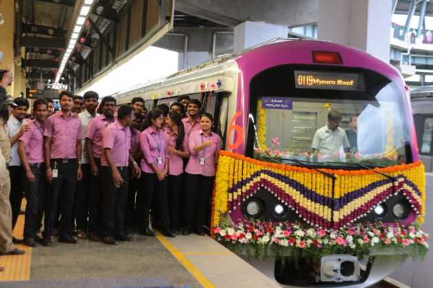 Karnataka CM HD Kumaraswamy flagged off six coach metro train in presence of Union MoHUD minister Hardeep Singh Puri