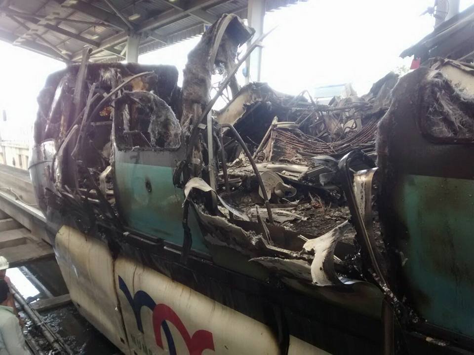 Mumbai mononrail stoped because of fire