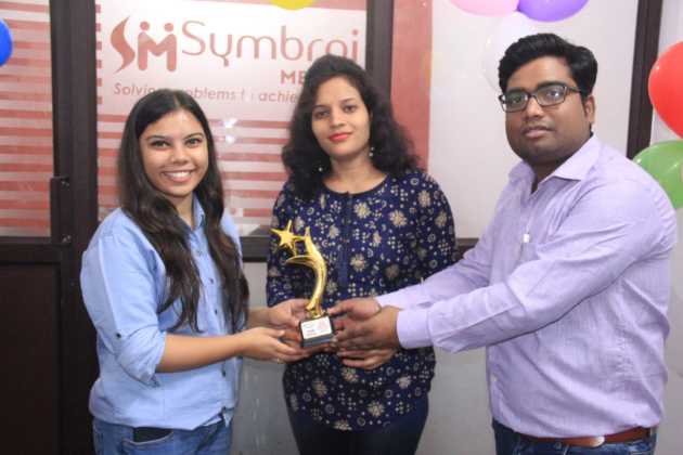 Mrs. Mamta Shah and Mr. Narendra Shah presenting Award to Ms. Kanika Verma for her outstanding performance