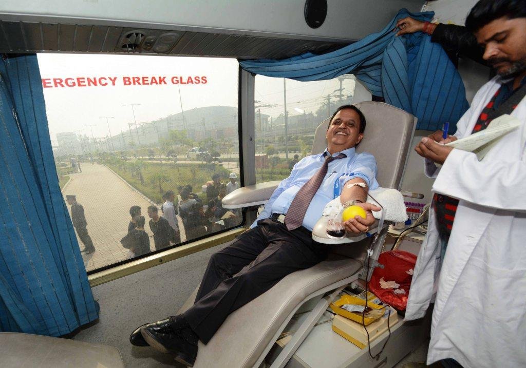 LMRC in Collaboration With HDFC Bank Organised A Blood Donation Camp At Transport Nagar Metro Depot