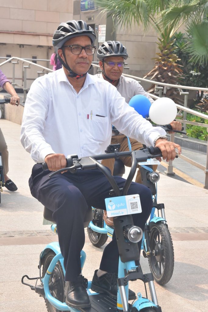 DMRC MD Mangu Singh on Yulu Bike while driving
