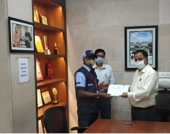 Shri Kumar Keshav, MD, UPMRC today felicitated the best performing security guards & housekeeping staff for their commendable work while performing their duty. Shri Kumar Keshav, MD, UPMRC today felicitated the best performing security guards & housekeeping staff for their commendable work while performing their duty.