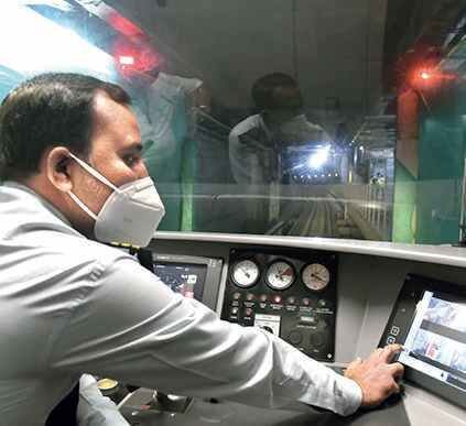 East-West rake rolls in under Sealdah, busiest surburban railway station