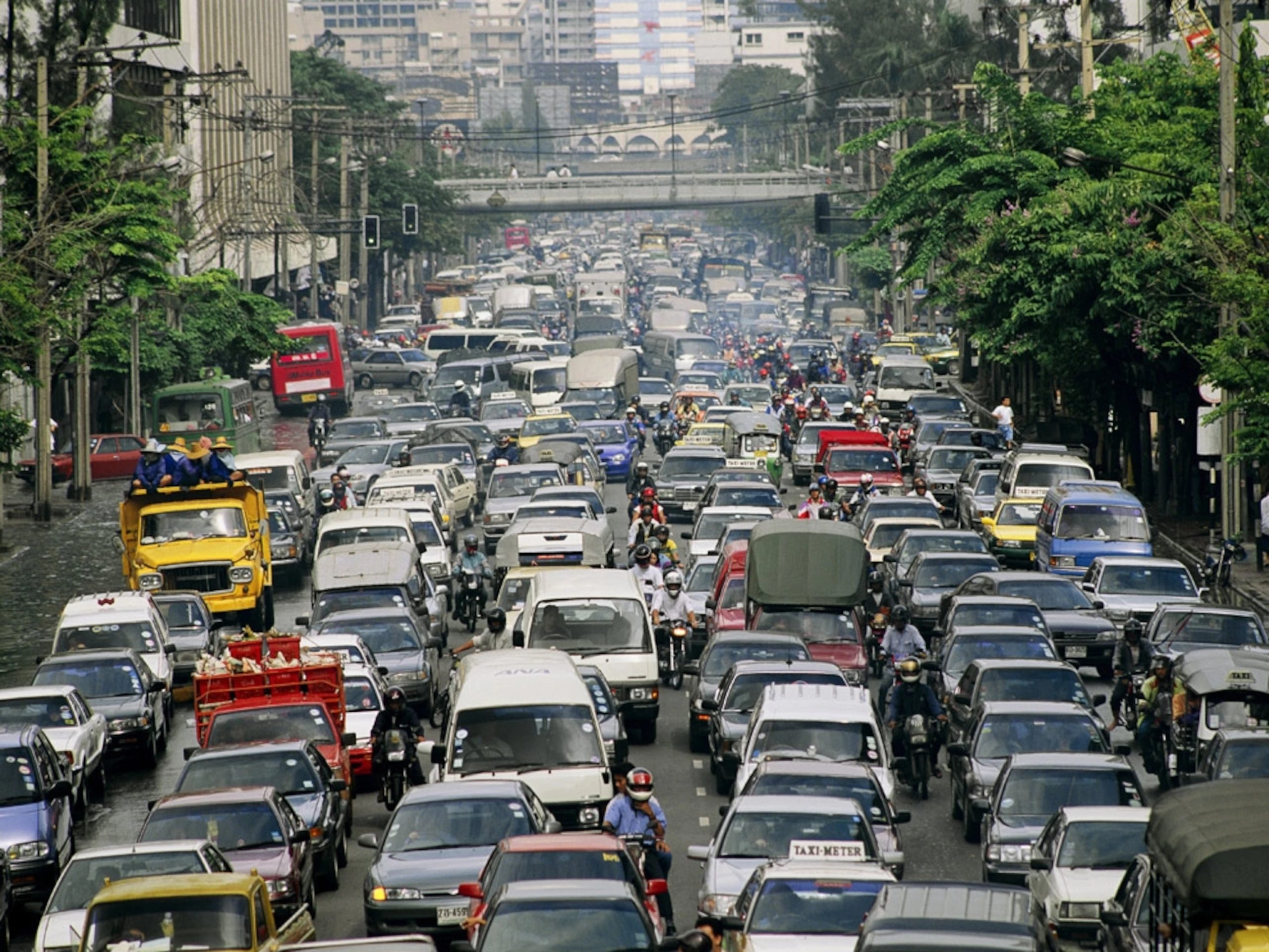 Правостороннее движение. Таиланд движение левостороннее. Манила Филиппины пробки. Машины на улицах Китая. Автомобильные пробки в Африке.
