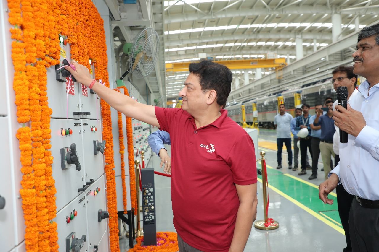 Shri Vinay Kumar Singh, Managing Director, NCRTC inaugurating the Solar Plant at Duhai Depot