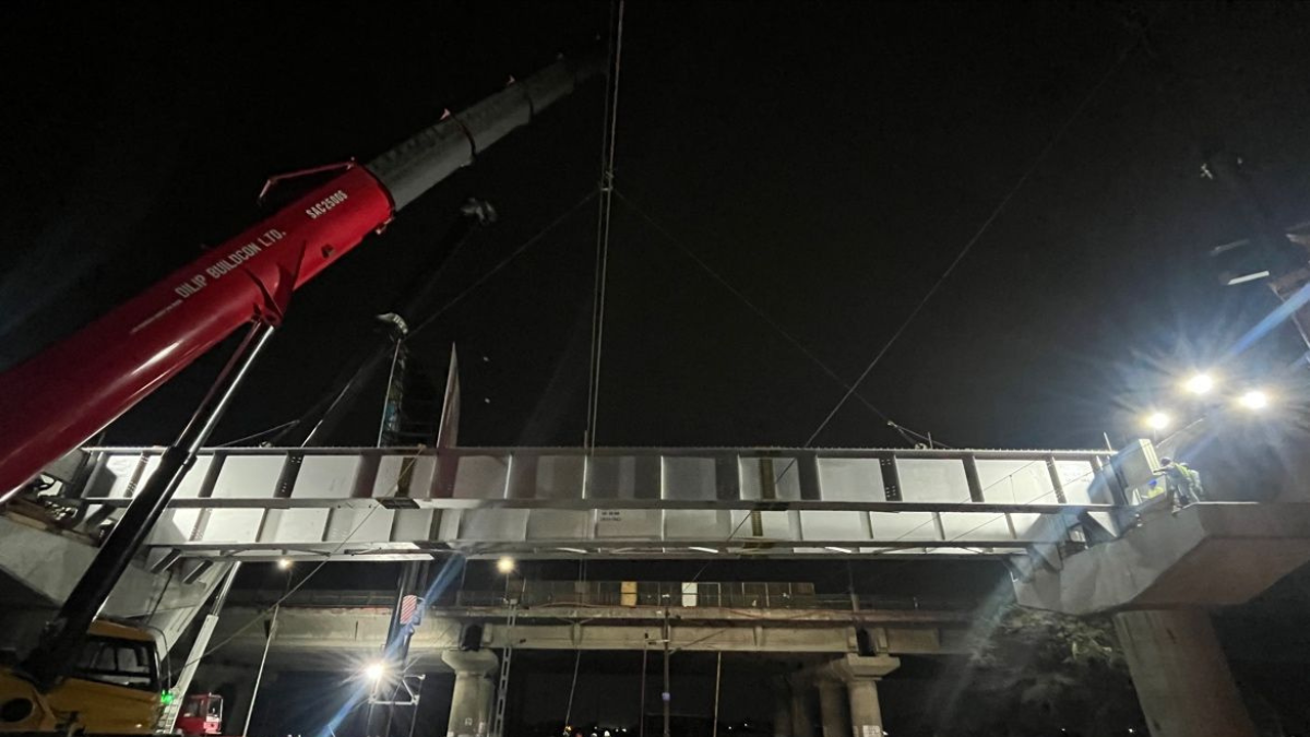 MPMRCL Launches Girder Above Railways Tracks For The Indore Metro ...